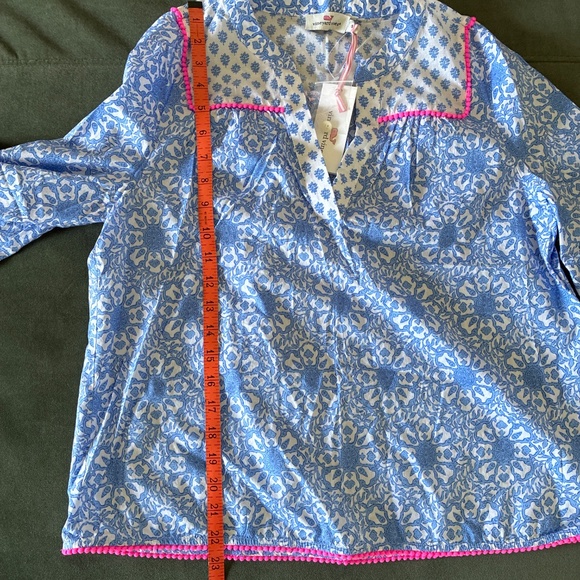 NWT Vineyard Vines blue white tile medallion print top S - Picture 7 of 9